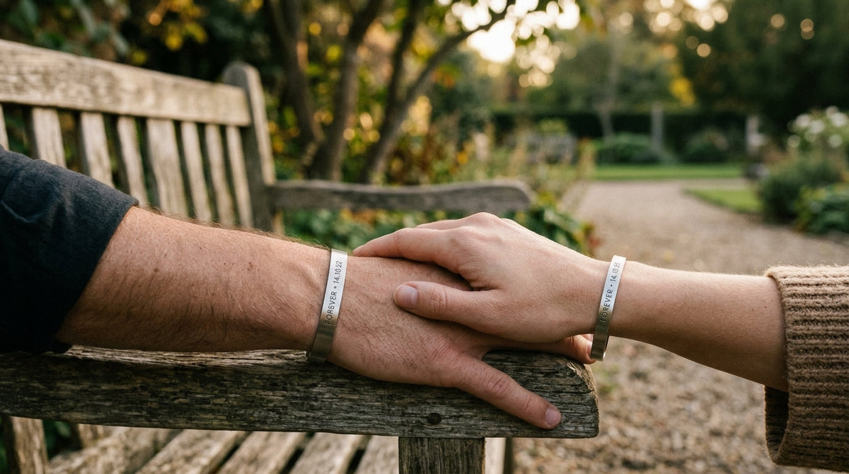 Deux poignets portant des bracelets de couple gravés Image