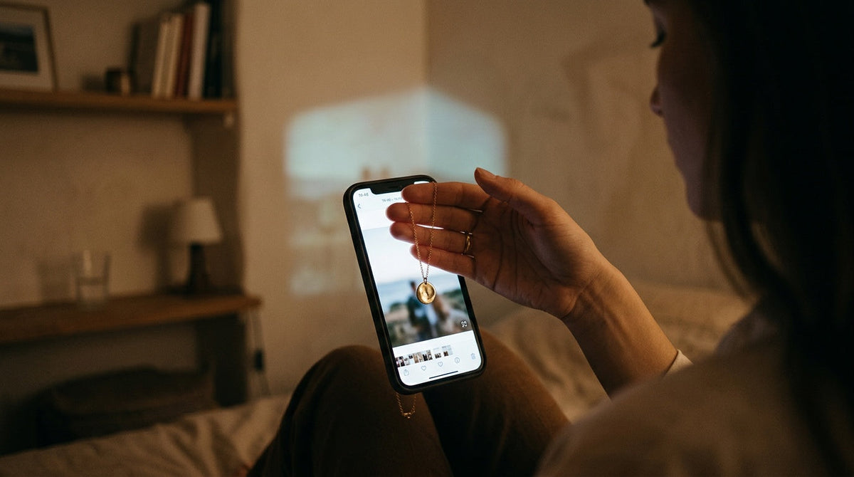Collier photo personnalisé, projection de lumière depuis un téléphone sur le pendentif