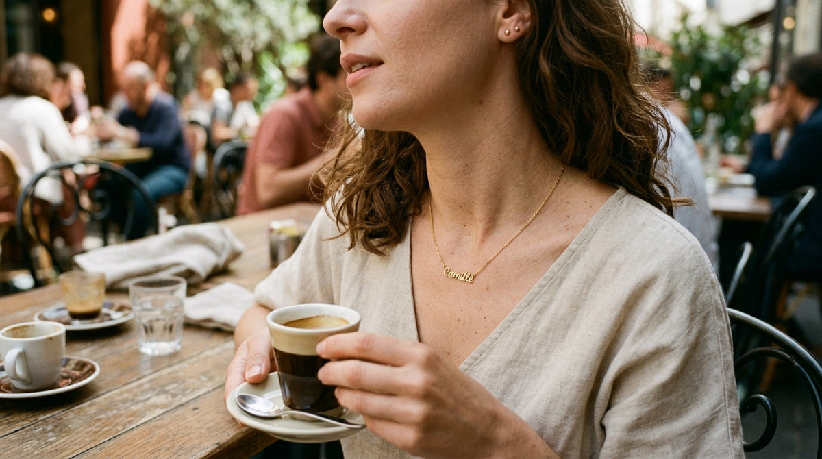 Collier personnalisé gravé du prénom Camille, porté au quotidien