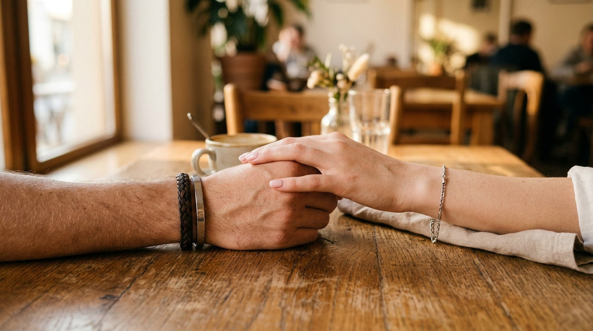 Mains de couple entrelacées, chacune portant un bracelet personnalisé différent Image