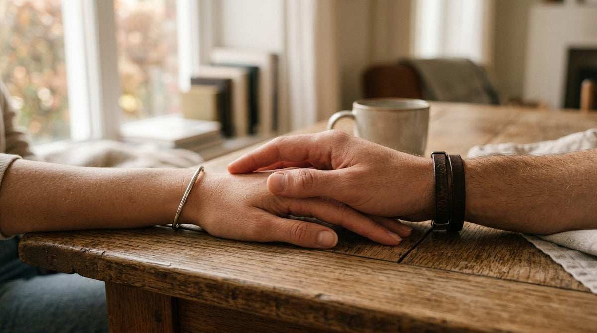 Mains de couple posées l'une sur l'autre, chacune portant un bracelet personnalisé différent Image