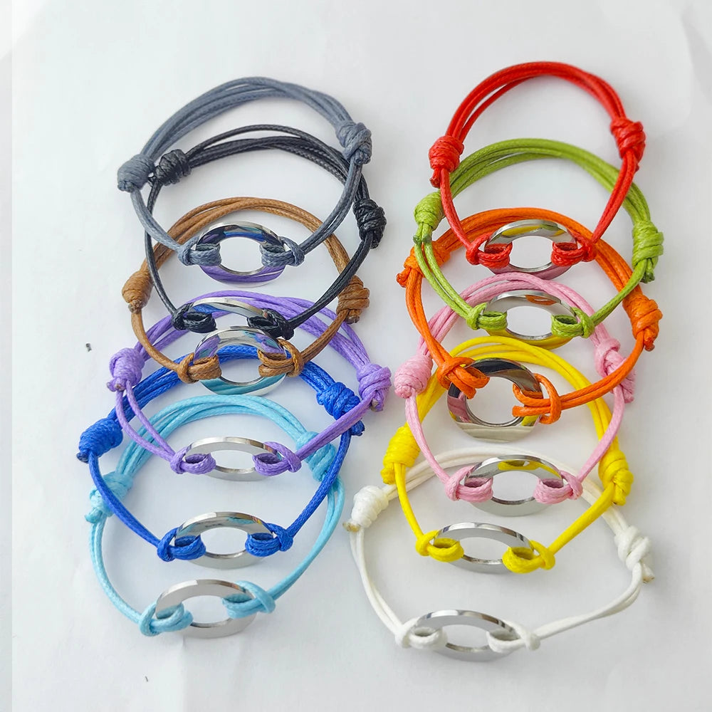 12 bracelets en corde de couleur différente avec l'anneau à personnaliser