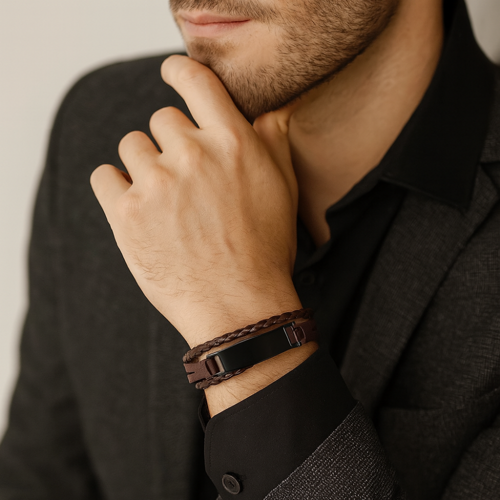 Bracelet cuir homme personnalisé porté au poignet, tressage marron et plaque noire