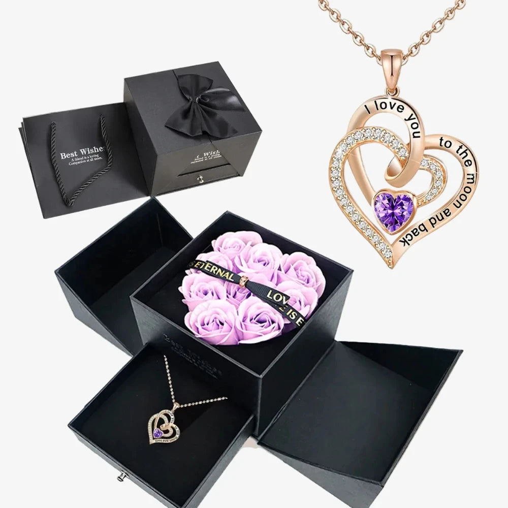 Coffret cadeau couple collier cœur rose violette, écrin noir ouvert avec roses violettes et pendentif cœur zircon