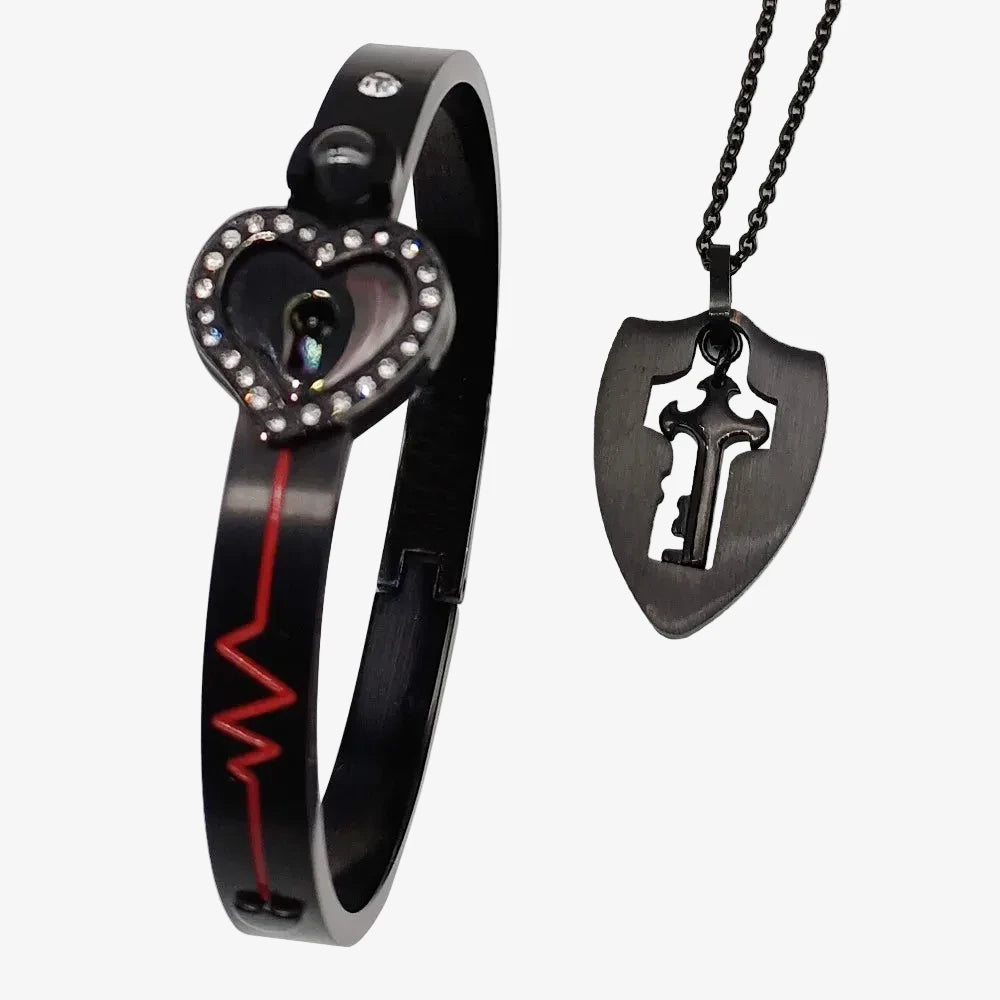 Bracelet rigide cadenas cœur noir serti de strass et pendentif clé en forme d'écusson noir sur chaîne noire