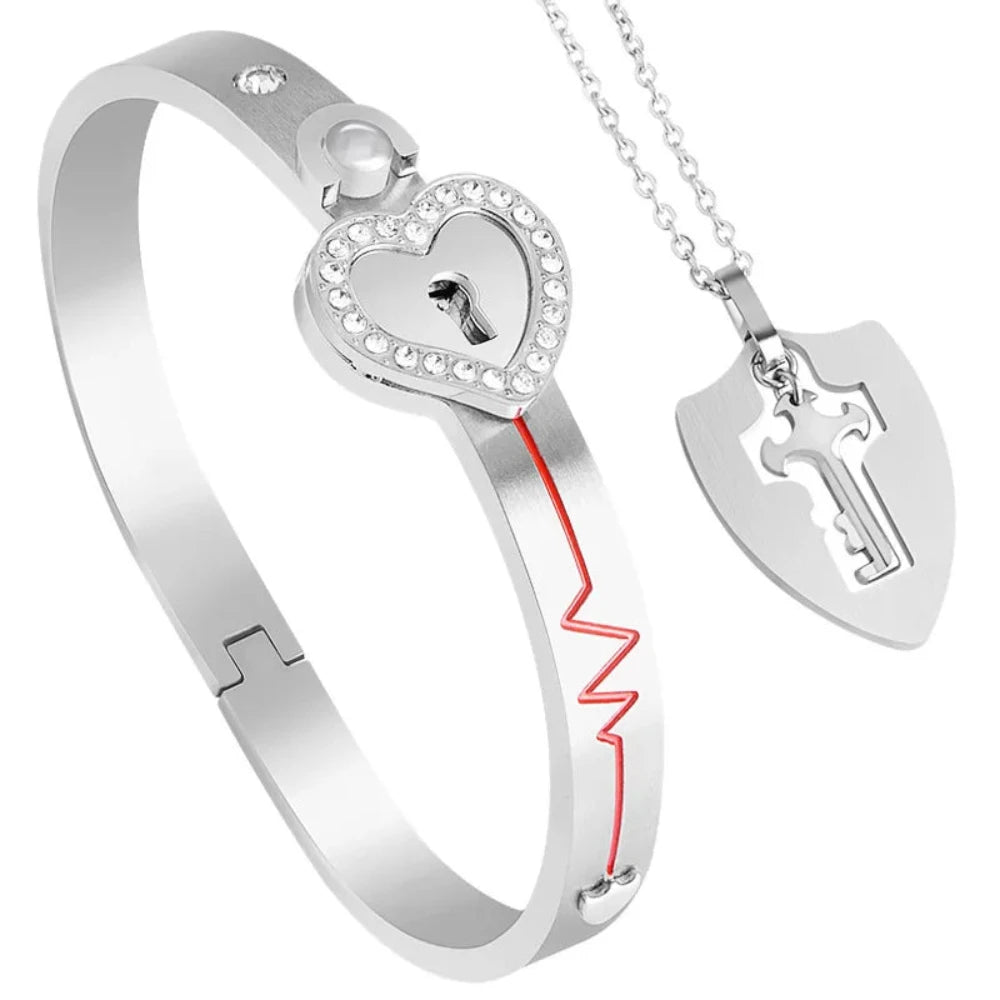 Bracelet rigide cadenas cœur argenté serti de strass et pendentif clé en forme d'écusson sur chaîne argentée
