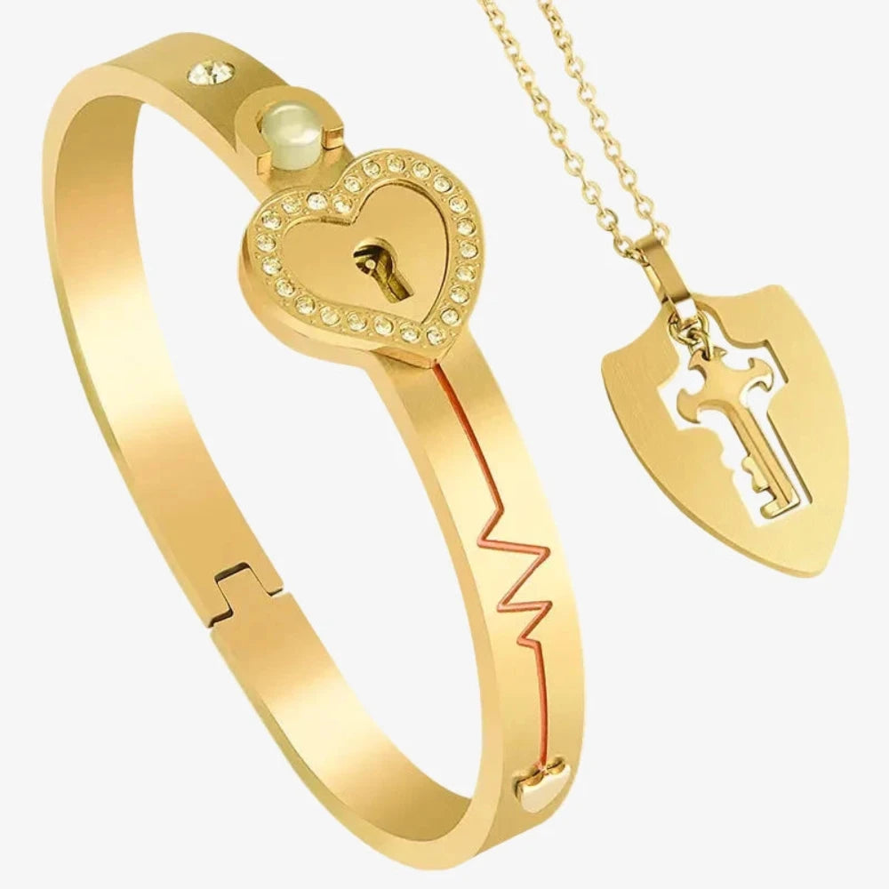 Bracelet rigide cadenas cœur doré serti de strass et pendentif clé en forme d'écusson sur chaîne dorée