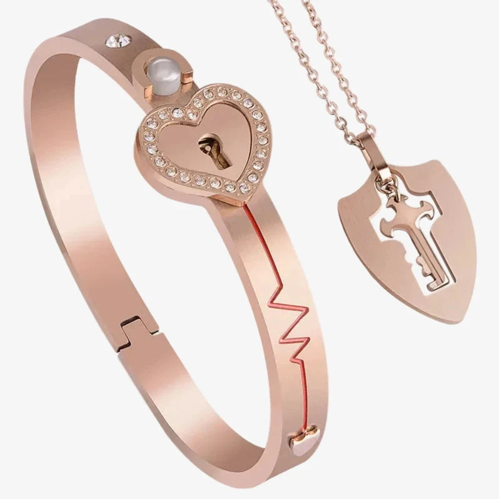 Bracelet rigide cadenas cœur or rose serti de strass et pendentif clé en forme d'écusson sur chaîne or rose