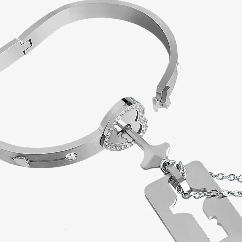 Gros plan démonstration du pendentif clé argenté inséré dans le fermoir cadenas cœur du bracelet