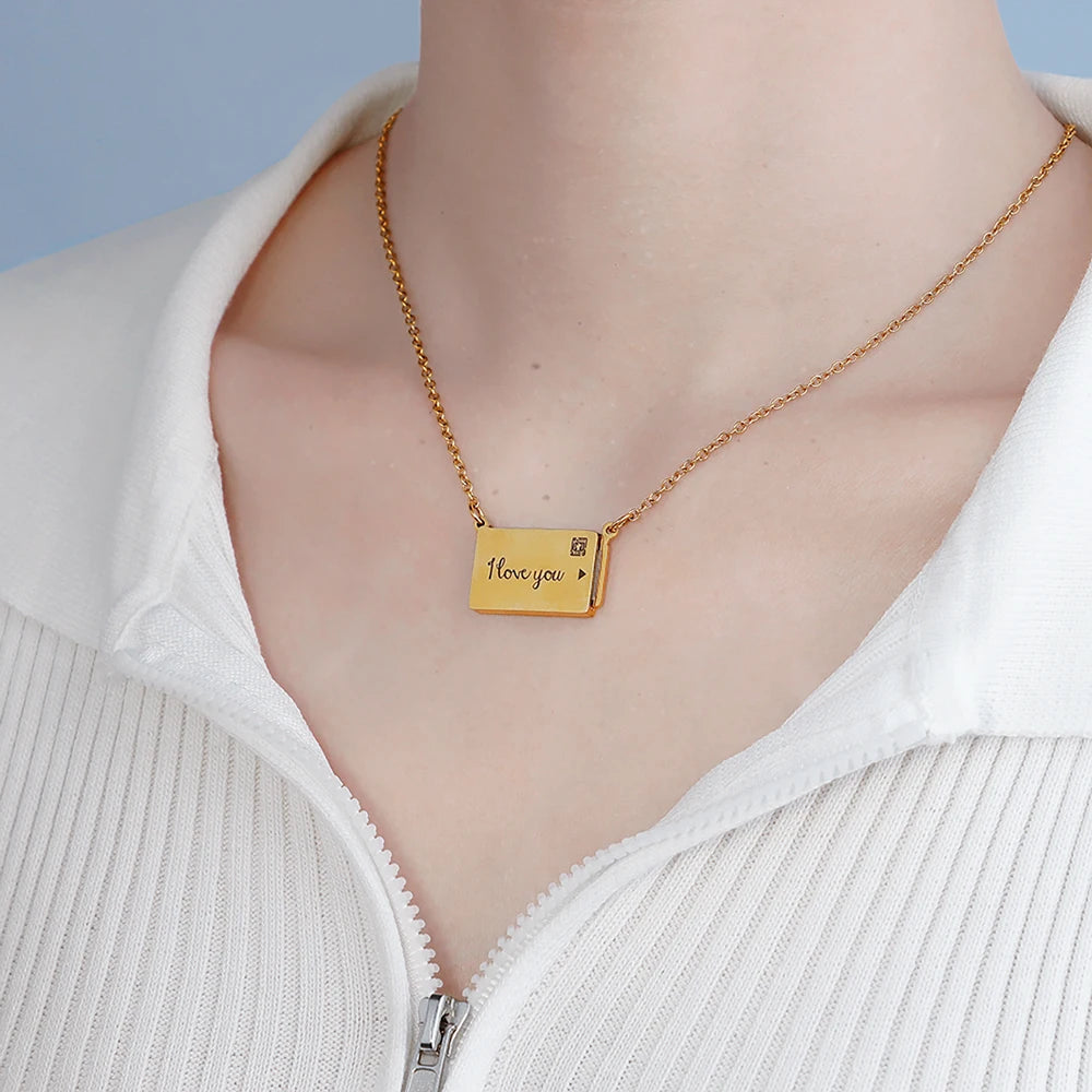 Collier avec photo personnalisé porté au cou, plaque dorée gravée I love you