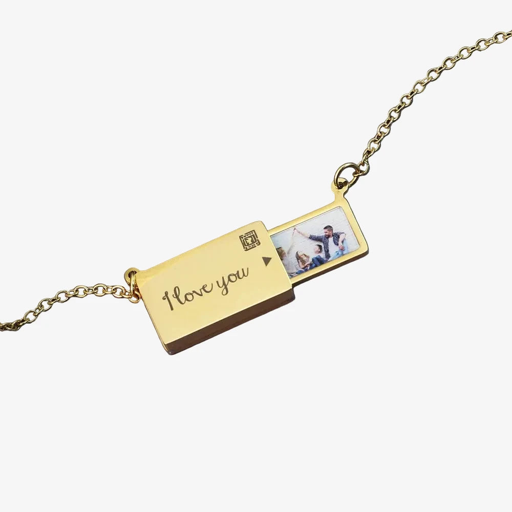 Collier avec photo personnalisé en or, gros plan sur la plaque avec photo de famille