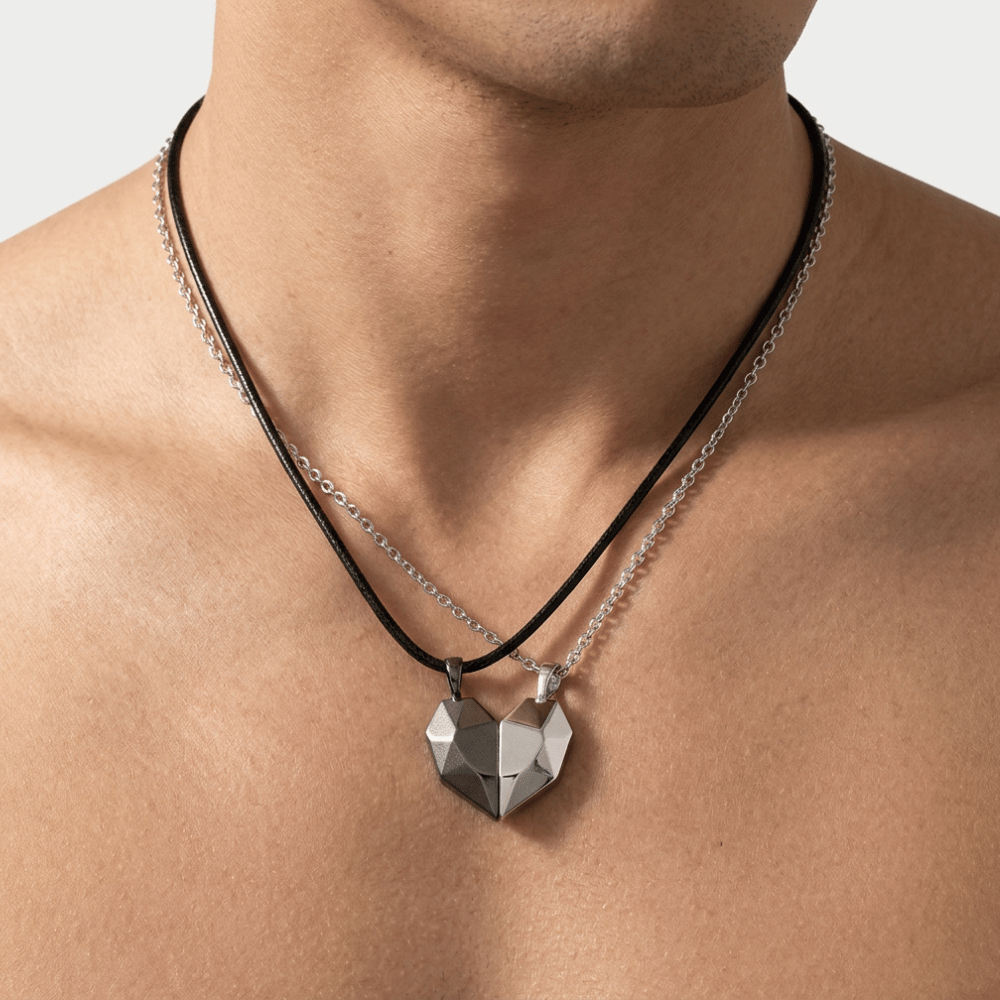 Collier cœur séparable couple porté par un homme, moitiés de cœur assemblées