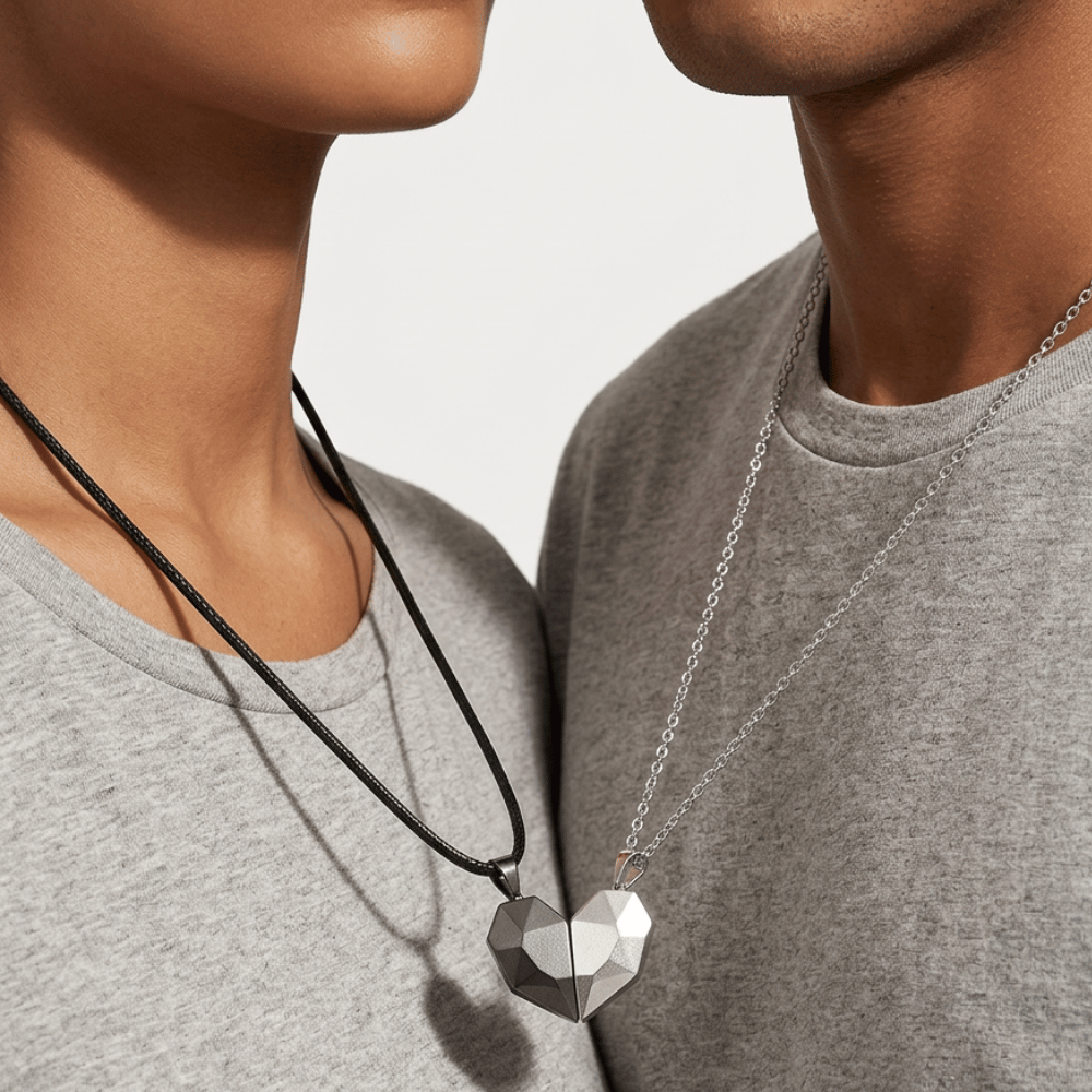 Collier cœur séparable couple porté par un homme et une femme, cœur facetté réuni