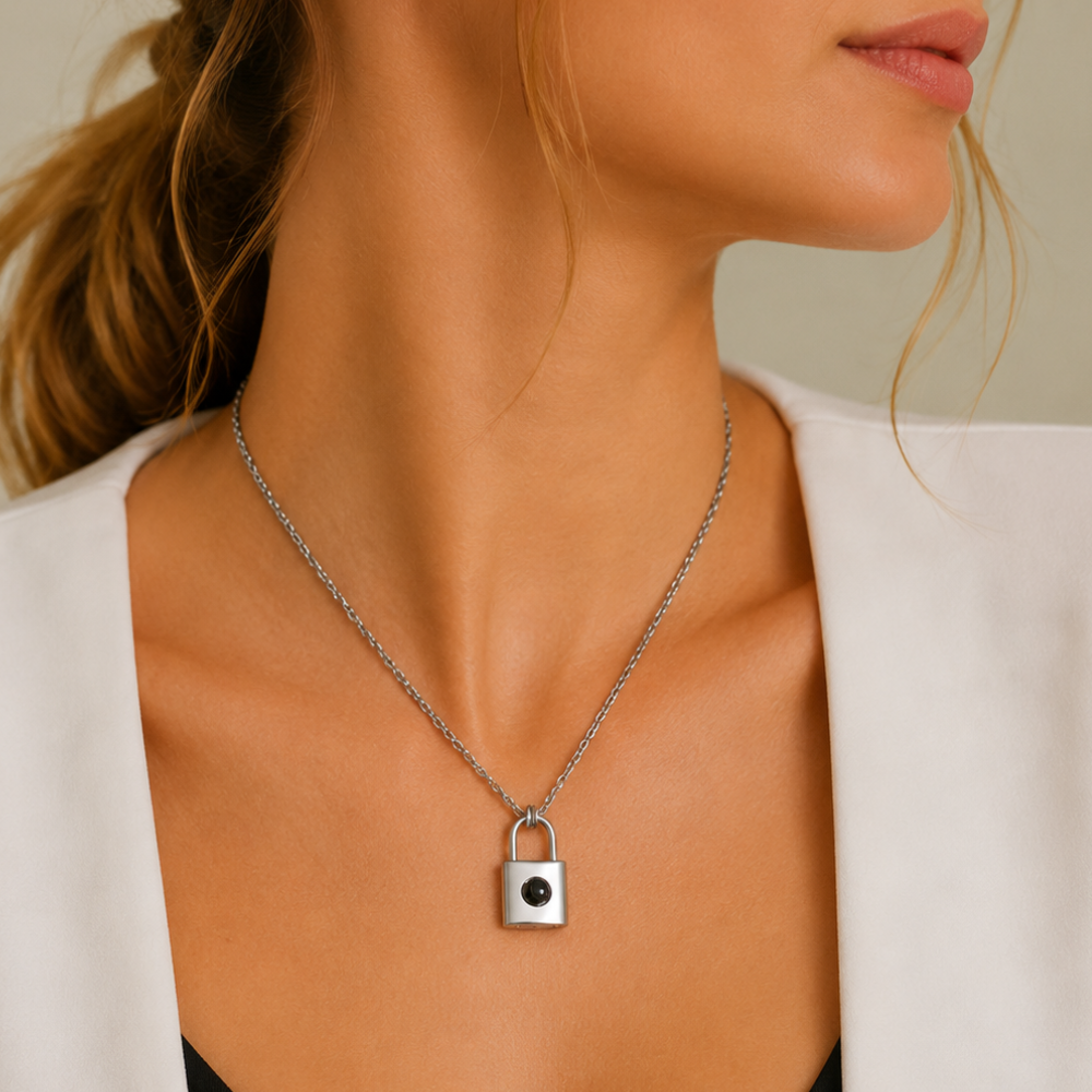 Collier photo projection cadenas porté au cou, pendentif cadenas argenté