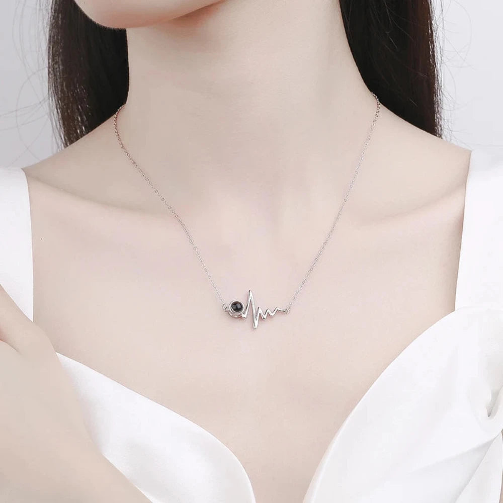 Collier photo projection porté au cou, pendentif électrocardiogramme argenté