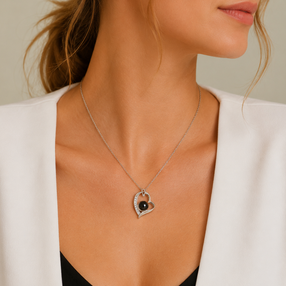 Collier photo projection cœur porté au cou, pendentif cœur argenté serti de zircons
