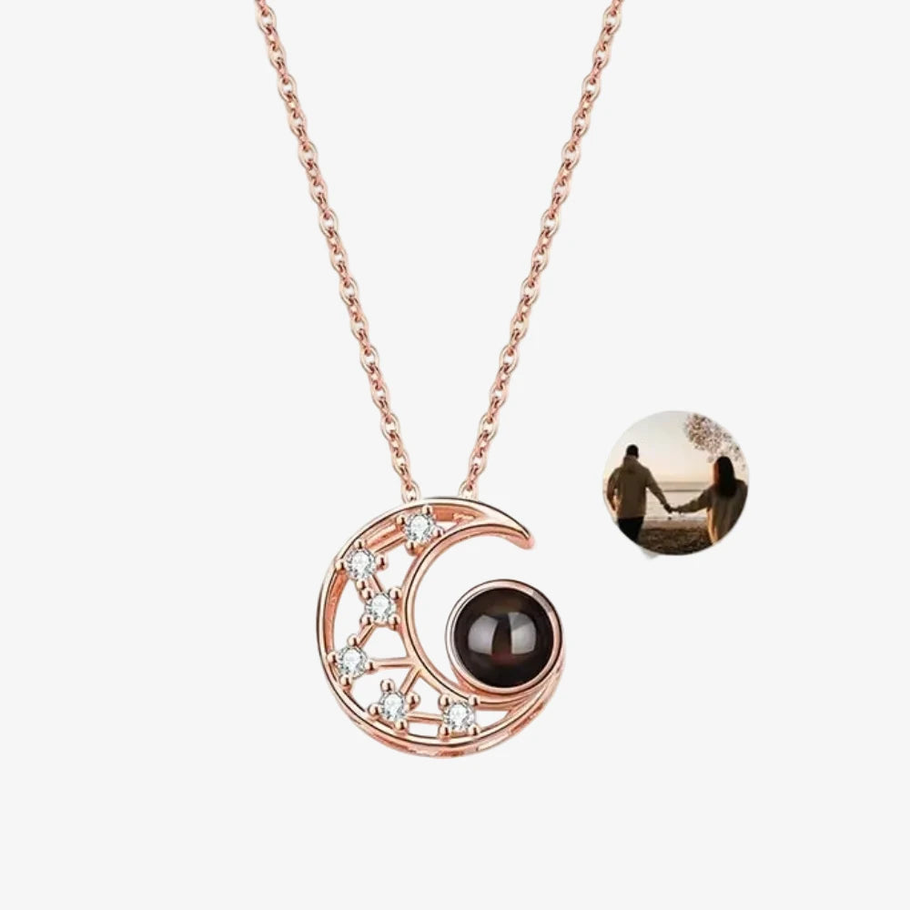 Collier photo projection lune en or rose, pendentif lune serti d'étoiles zircons