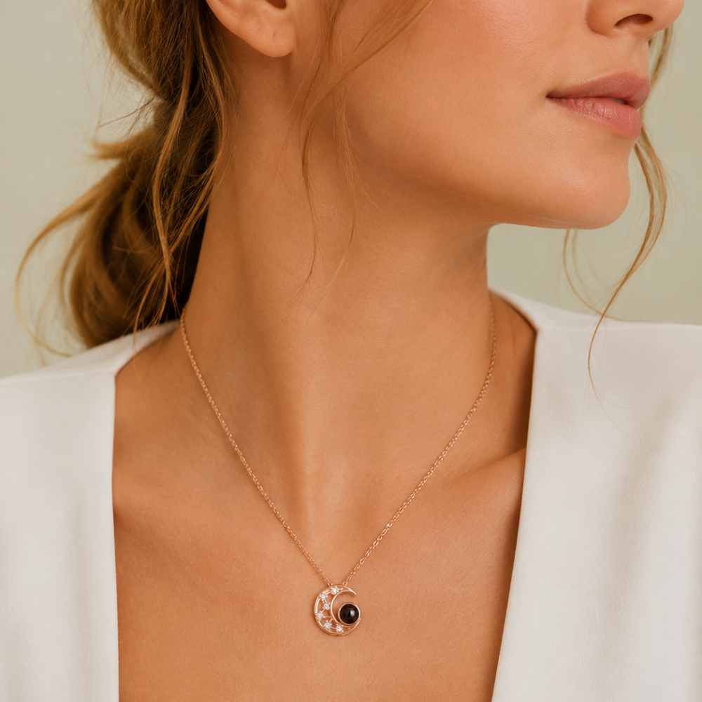 Collier photo projection lune porté au cou, pendentif lune doré rose serti de zircons