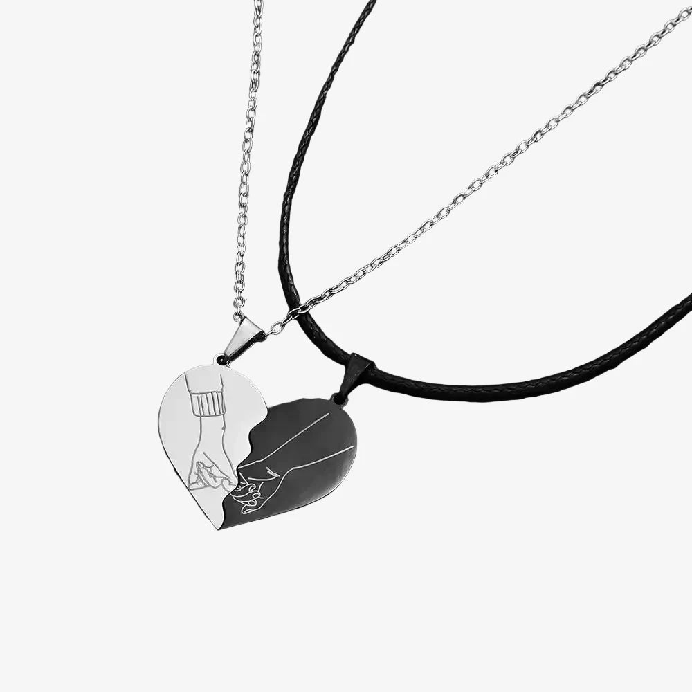 Collier pour couple amoureux, cœur séparable en deux moitiés gravées de mains enlacées