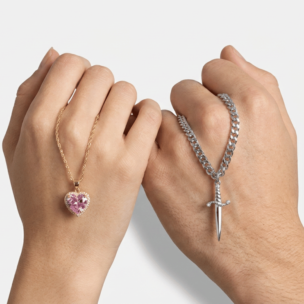 Collier pour couple cœur rose tenu par deux mains, pendentifs cœur et épée séparés