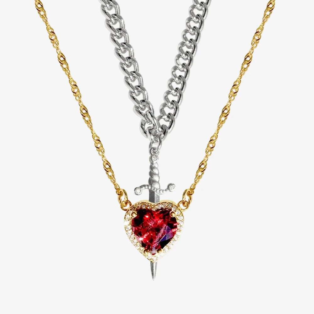 Collier pour couple cœur rouge, deux chaînes réunies par une épée traversant un cœur zircon