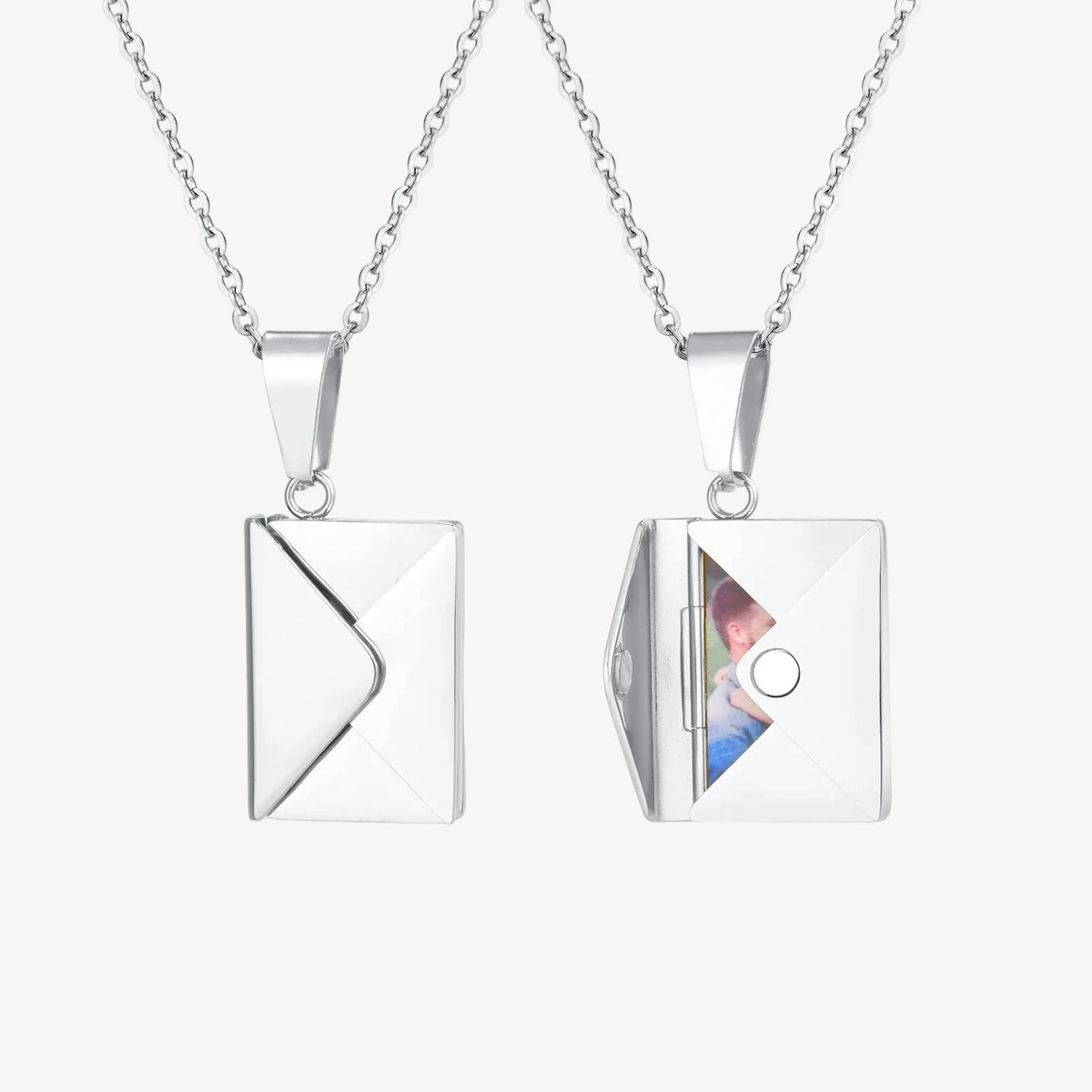 Collier avec photo en argent, enveloppe fermée puis ouverte avec photo à l'intérieur