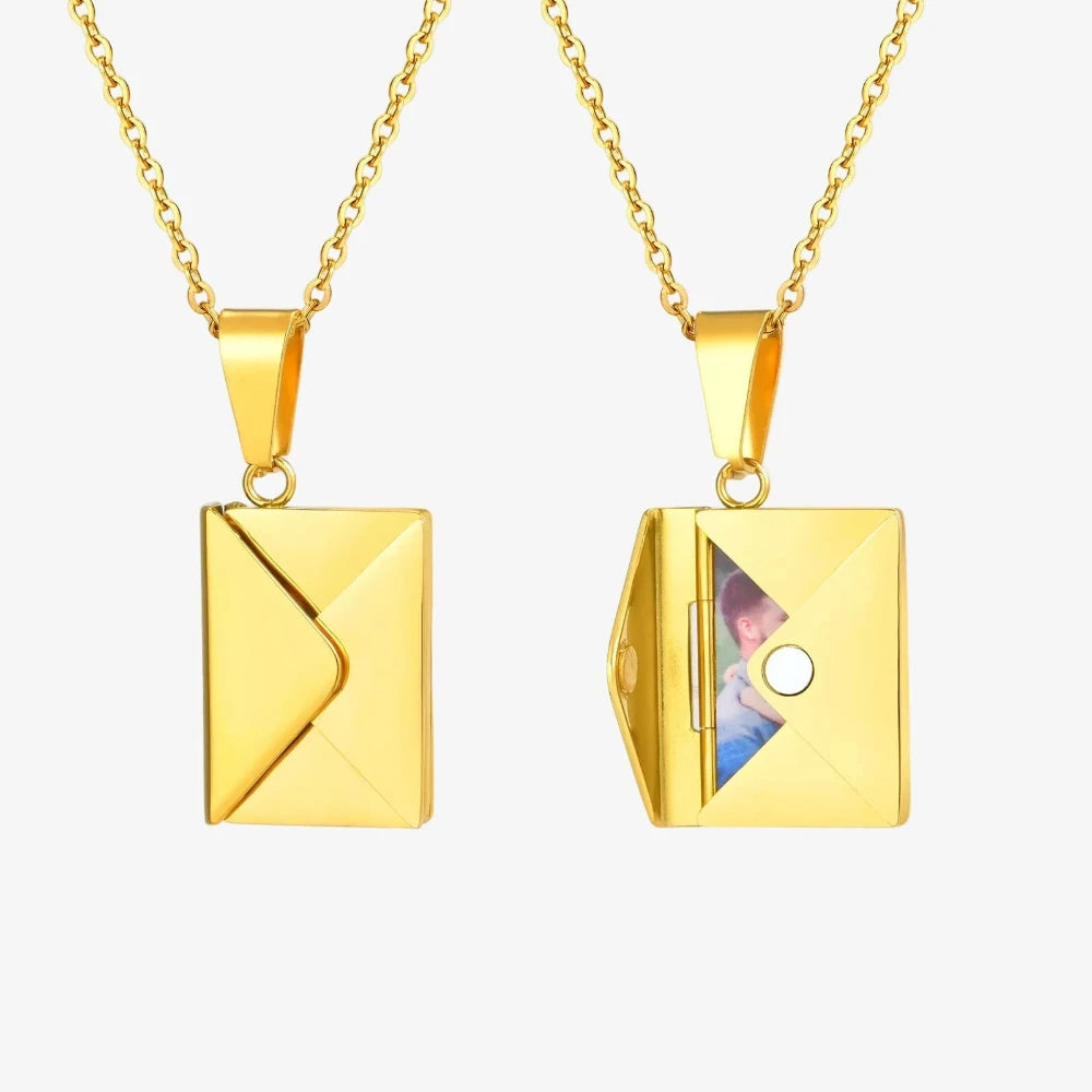 Collier avec photo en or, enveloppe fermée puis ouverte avec photo à l'intérieur