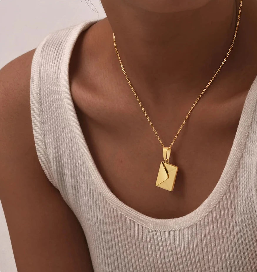 Collier avec photo porté au cou, enveloppe dorée fermée