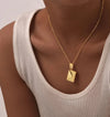 Collier avec Photo - collier personnalisé or sur mannequin