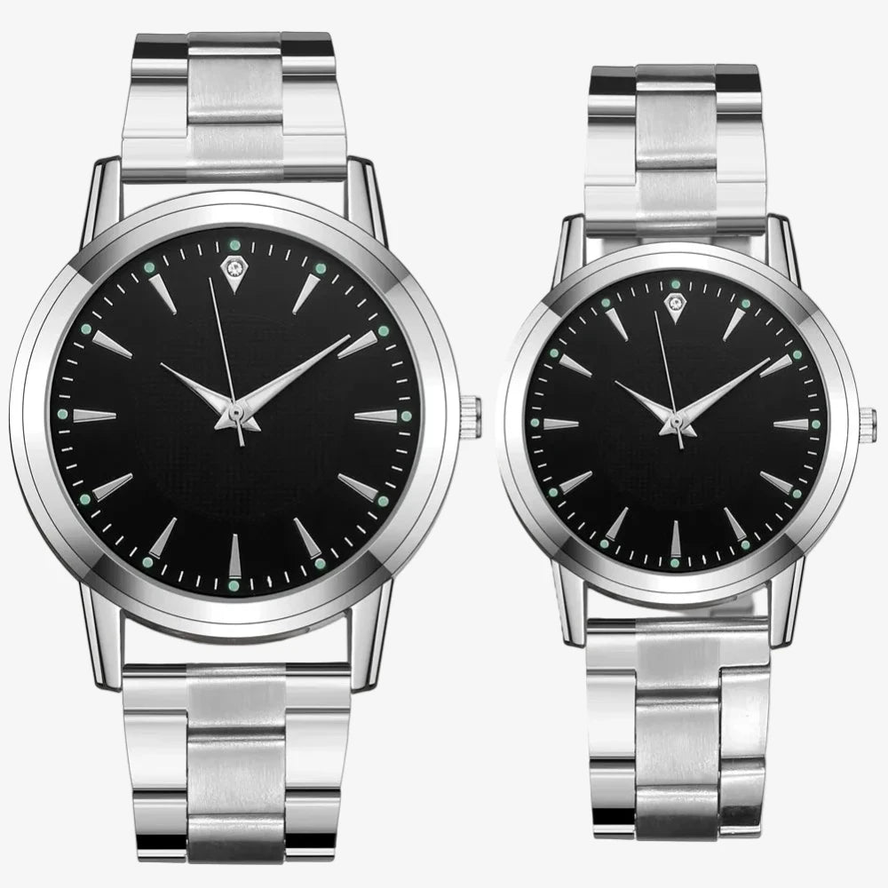 Montre couple argent fond noir, deux montres bracelet acier cadran noir épuré
