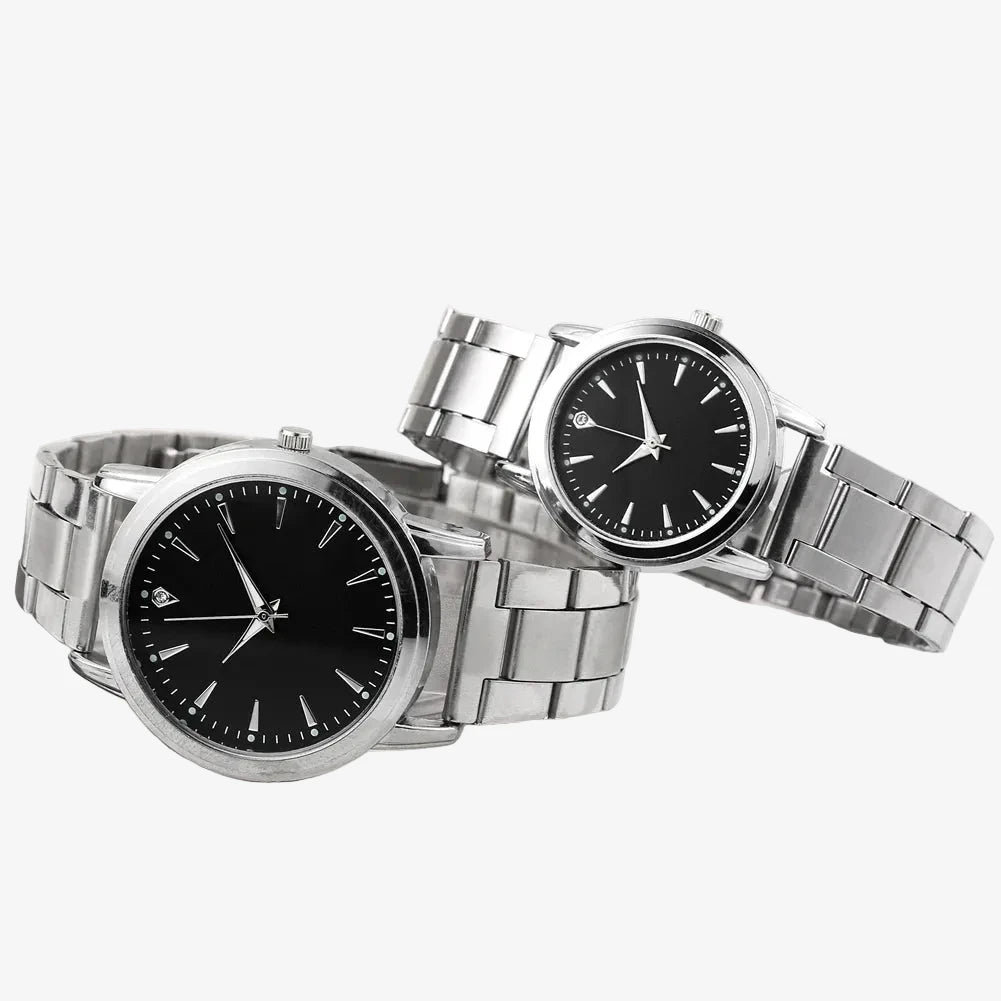 Montre couple argent fond noir, vue empilée du duo de montres bracelet acier