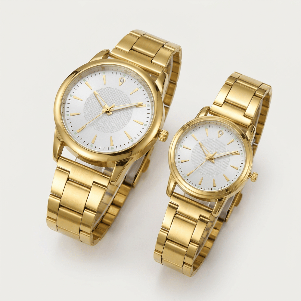 Montre couple dorée, vue en angle du duo de montres bracelet doré