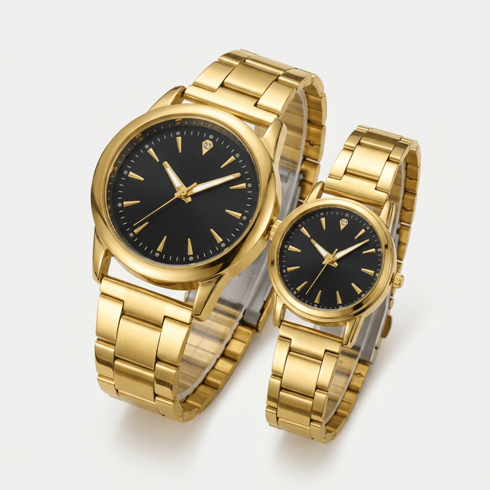 Montre couple dorée fond noir, vue empilée du duo de montres bracelet doré