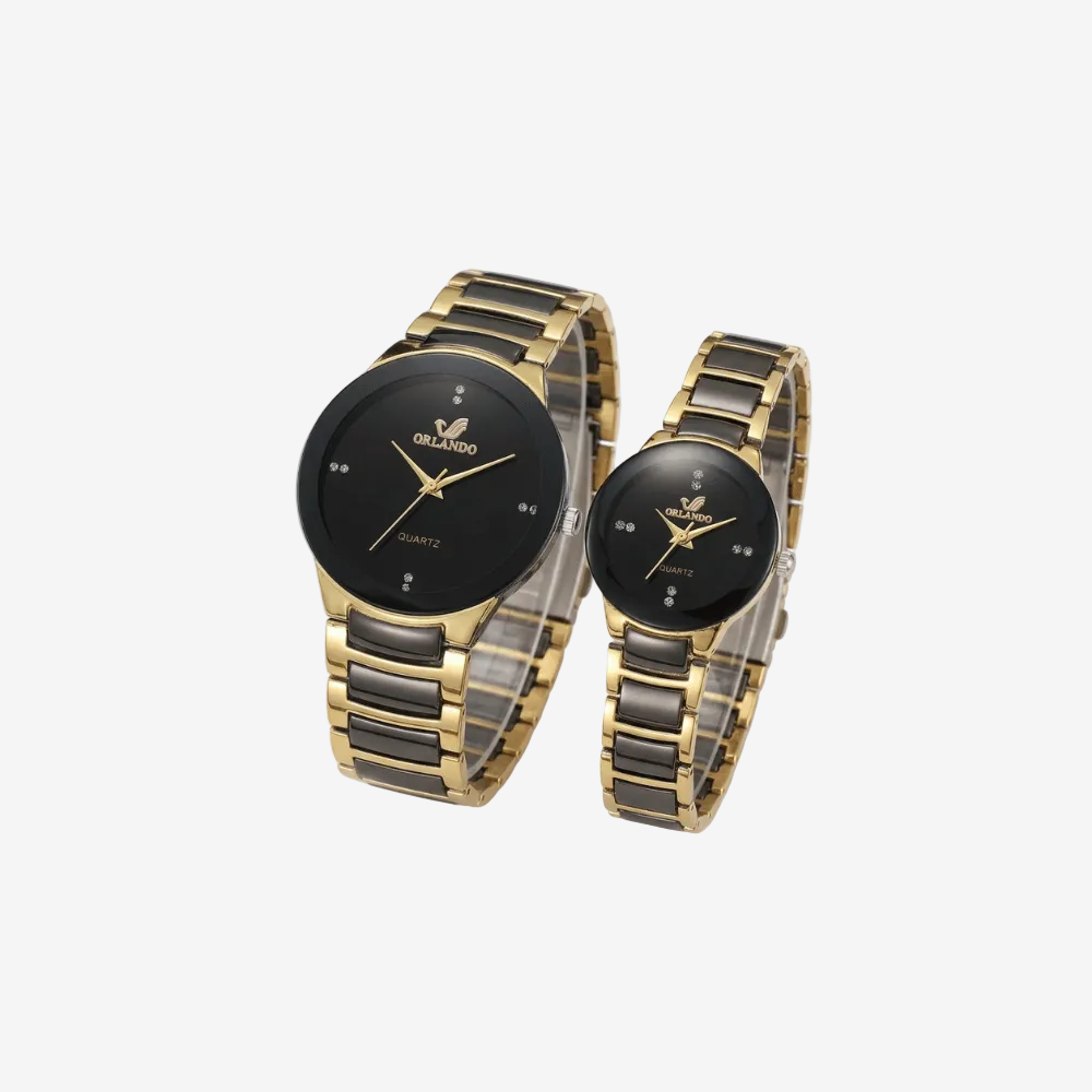 Montre pour couple dorée fond noir, vue en angle du duo de montres bracelet métal