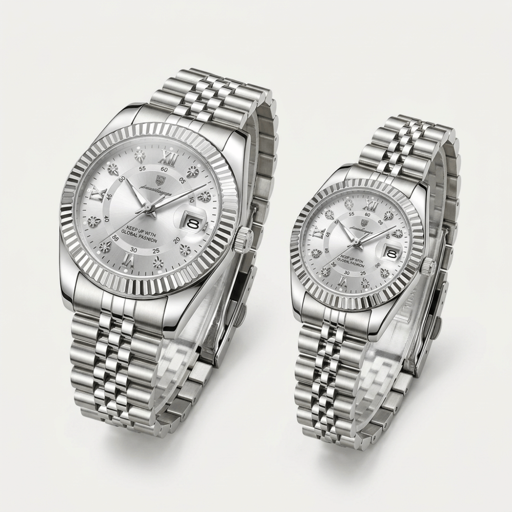 Montre de couple argent premium fond blanc, vue en angle du duo de montres acier
