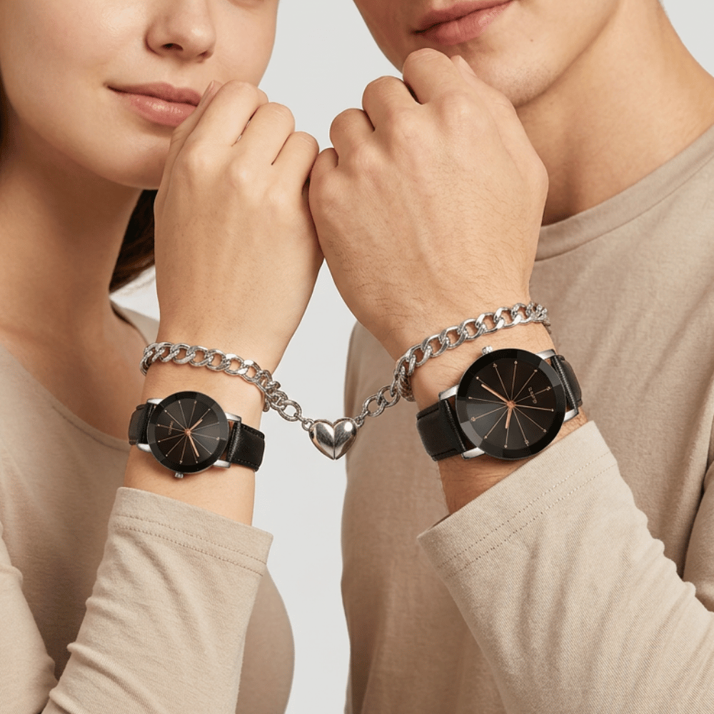Montre et bracelet couple noir portés par deux poignets reliés par le bracelet cœur