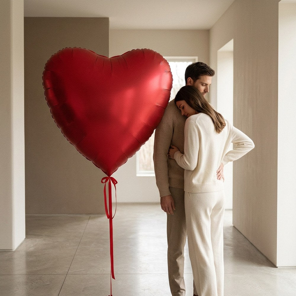 Ballon cœur géant 150 cm installé lors d'un moment romantique en couple, échelle 3/4 taille humaine