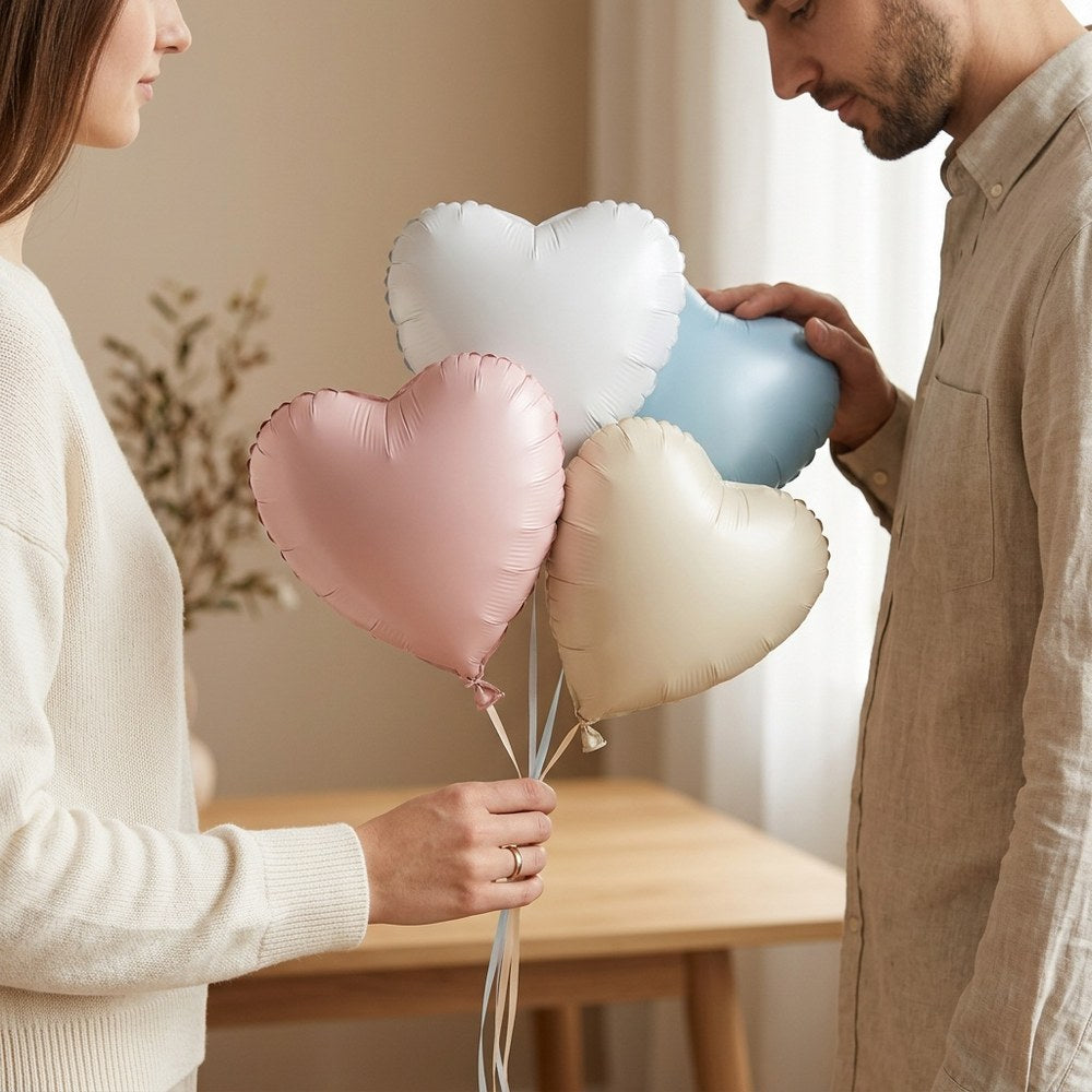 Ballons cœur pastel lors d'un moment romantique en couple