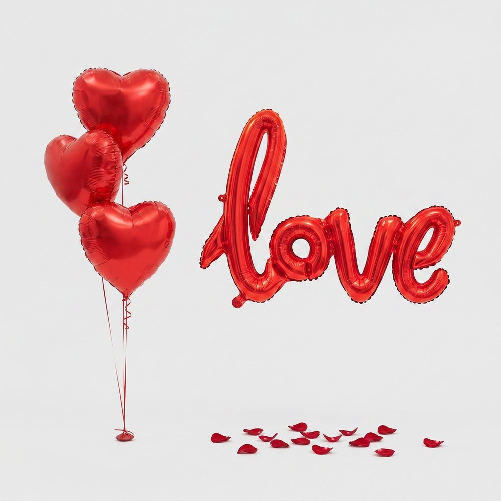 Ballons cœur rouge et ballon lettres LOVE, vue produit sur fond neutre