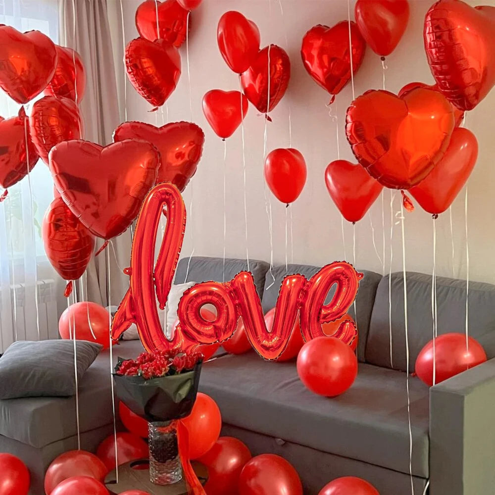 Ballon cœur rouge avec le pack Love et les pétales dans un salon 