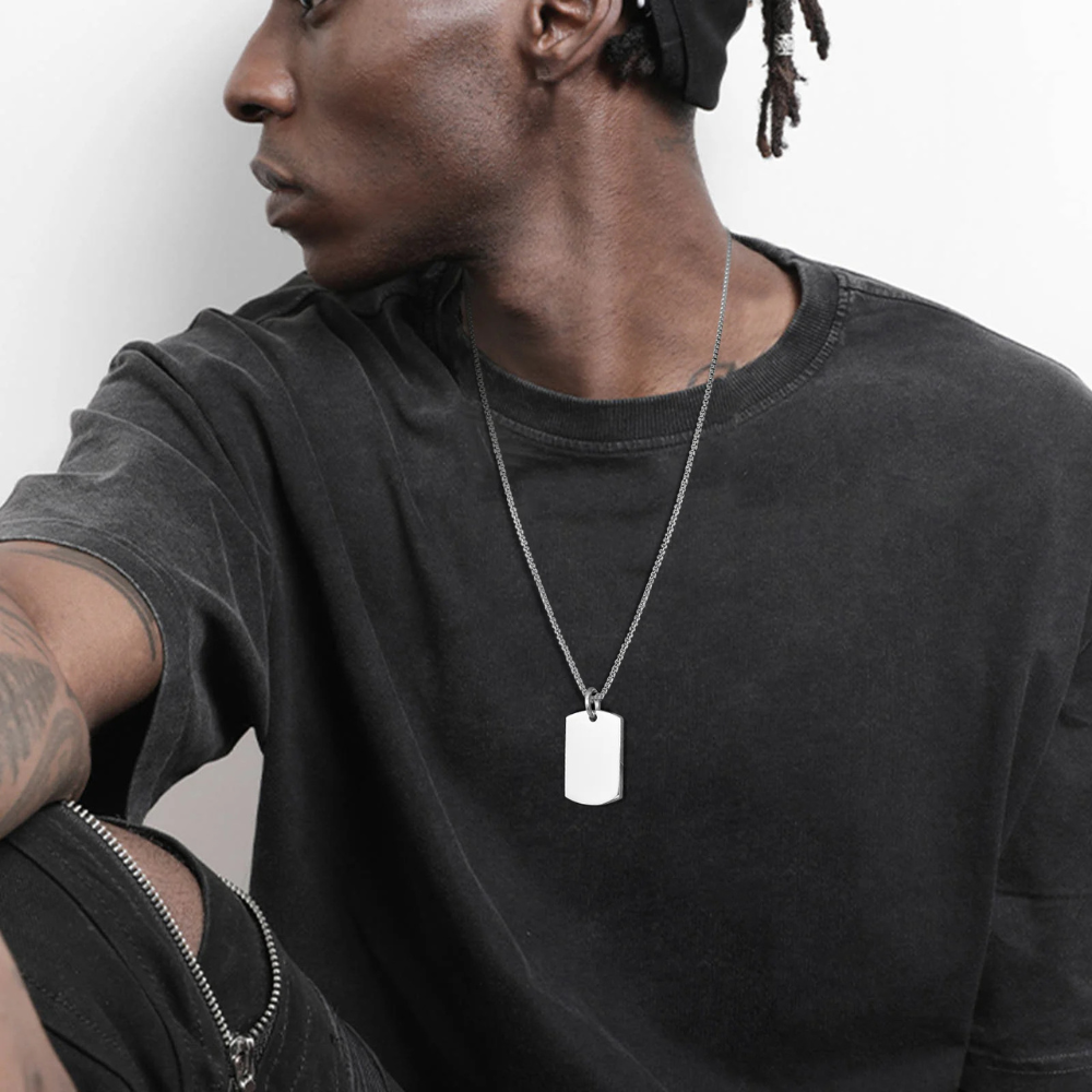 Collier homme style militaire porté par un homme, plaque argentée
