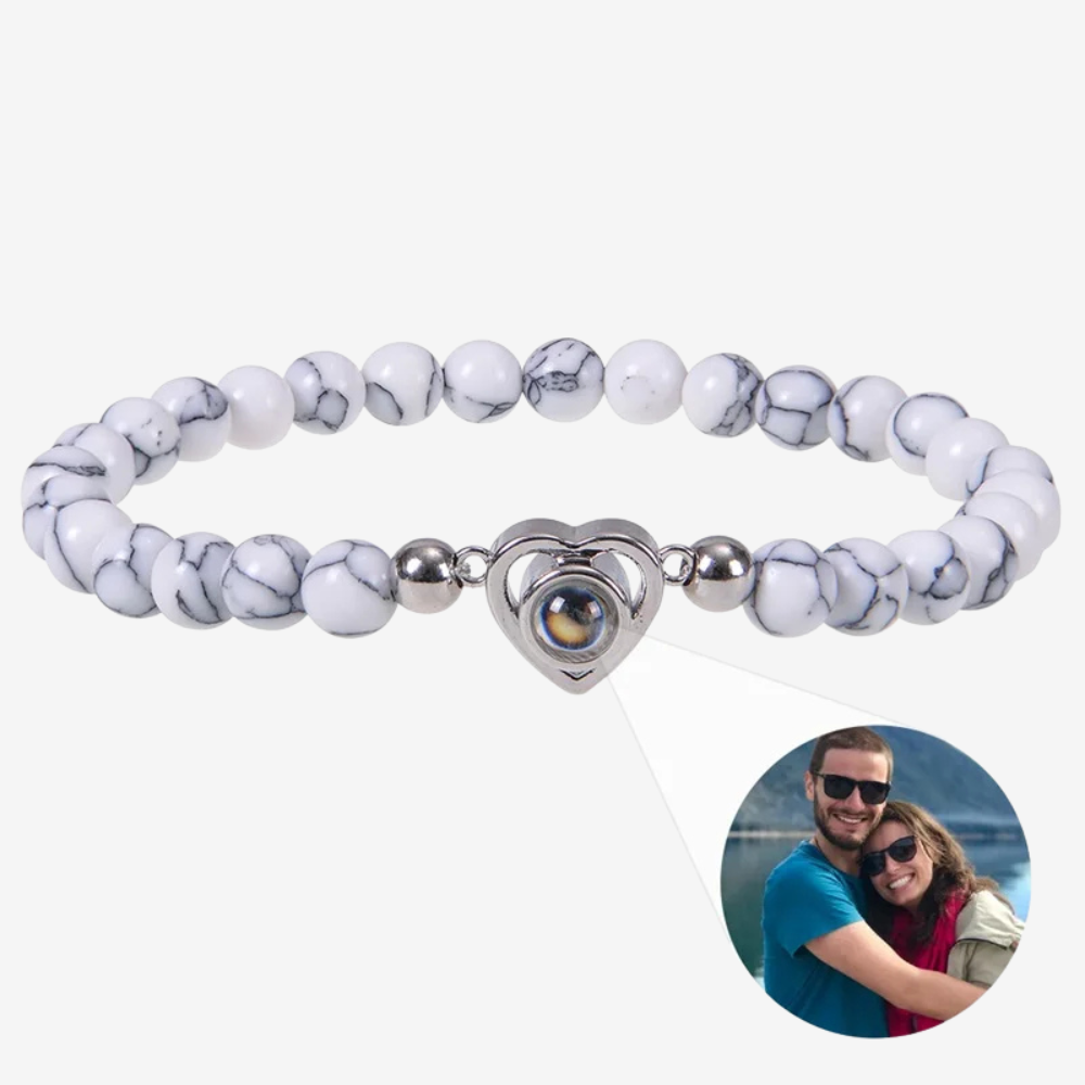 Bracelet femme avec photo en perles blanches marbrées, cœur de projection avec photo couple