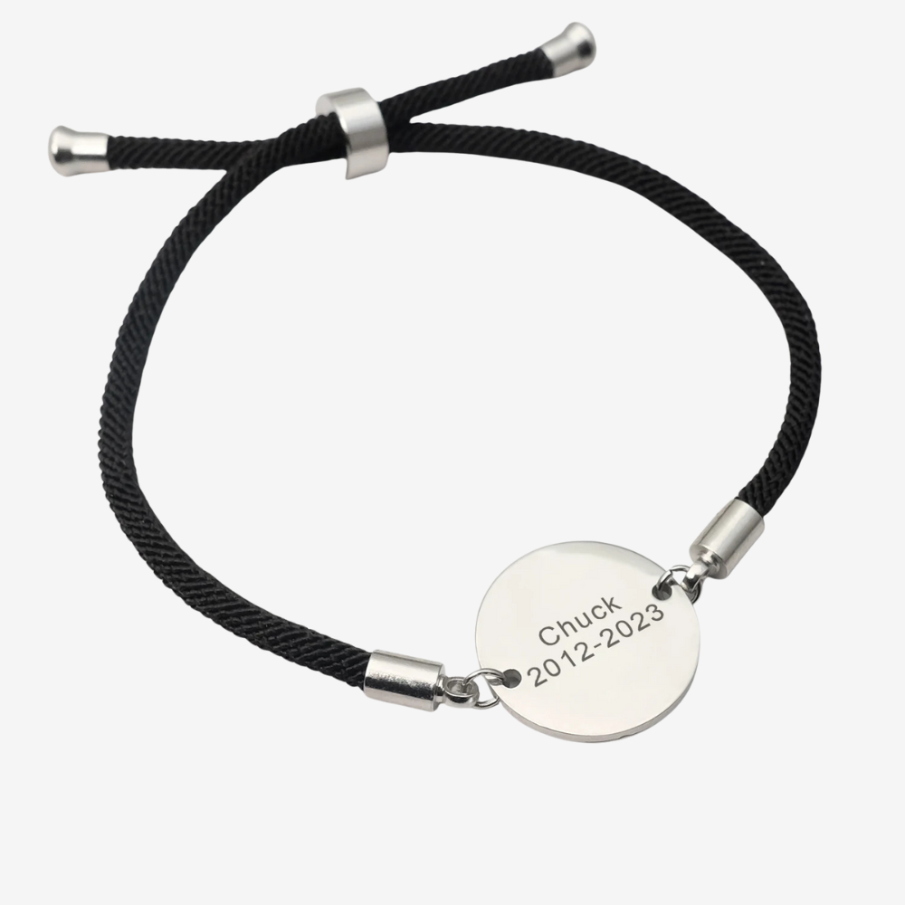Photo bracelets, verso du médaillon gravé d'un prénom et de dates souvenir