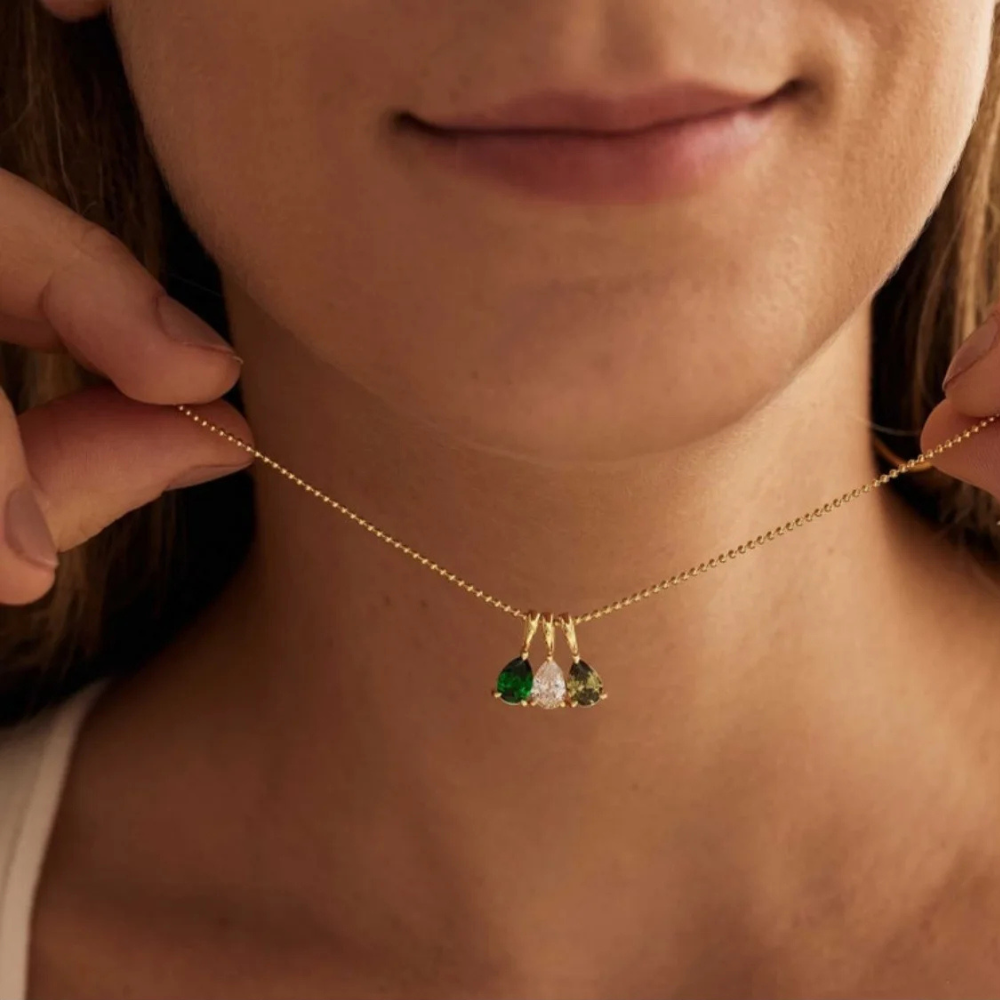 Collier pierre de naissance porté au cou, pierres pendentif verte et blanche