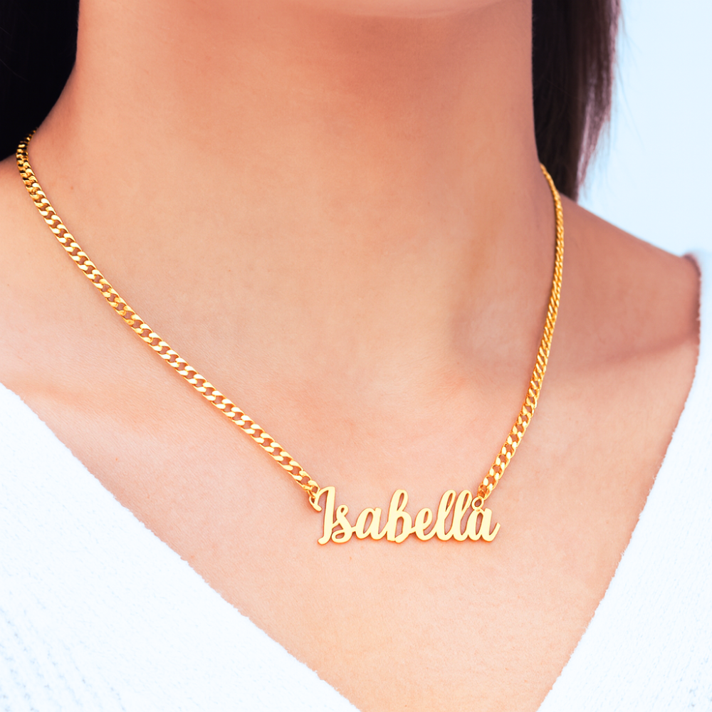 Collier personnalisé prénom porté au cou, chaîne cubaine dorée et prénom cursif