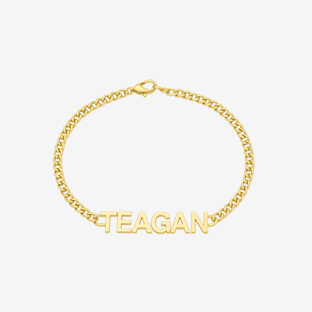 Bracelet prénom femme doré, vue complète avec fermoir mousqueton et prénom en lettres