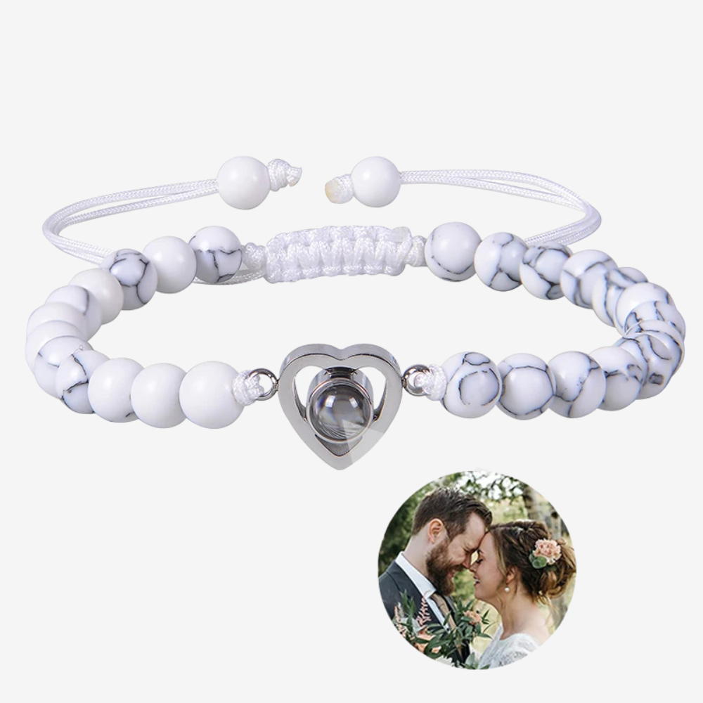 Bracelet photo loupe en perles blanches marbrées, cœur de projection avec photo couple