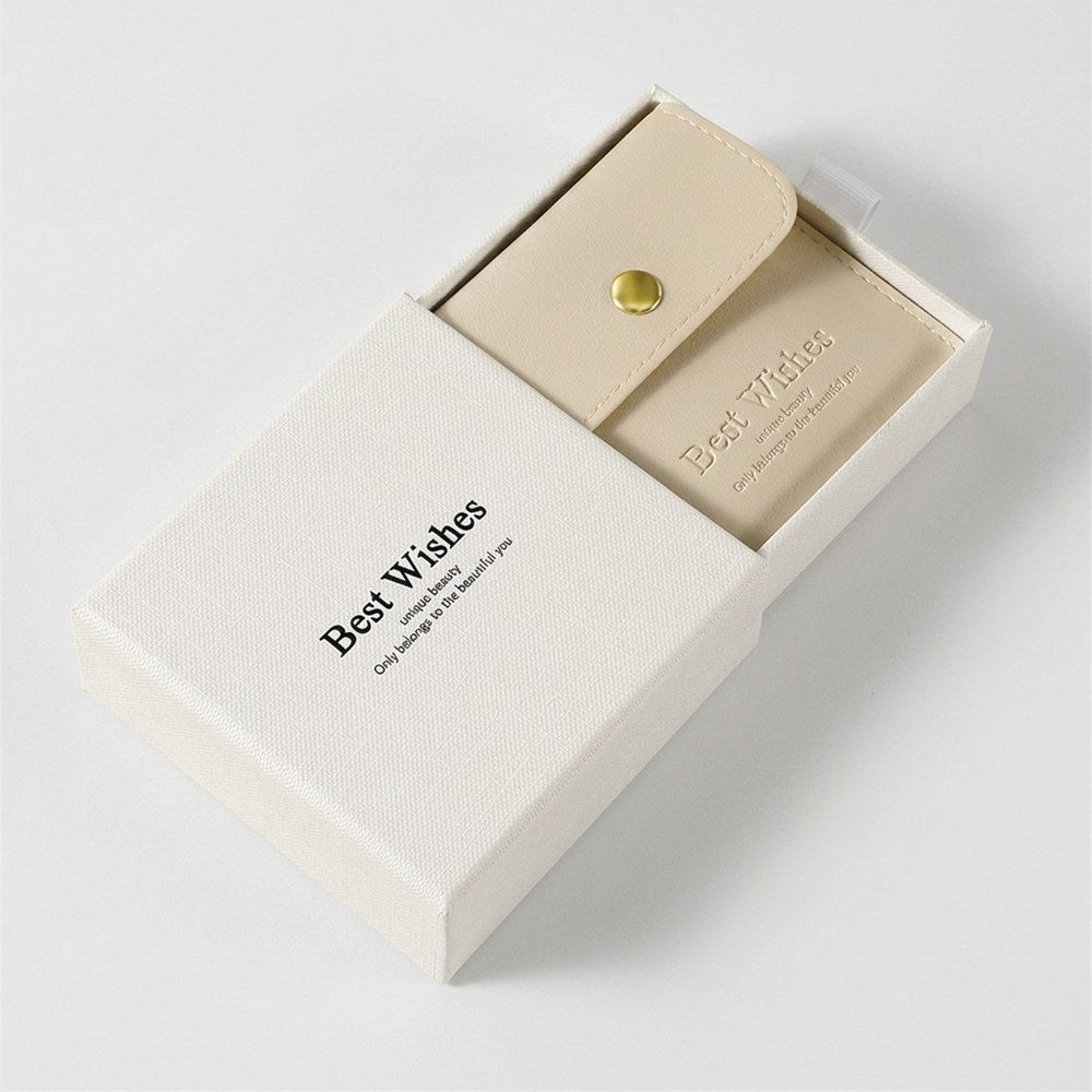Boîte cadeau bijou avec pochon en cuir PU, vue produit sur fond neutre