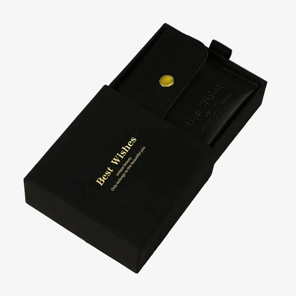 Bois de cadeau bijou, avec un pochon couleur noir, écriture dorée. Pour offrir un bijou à son partenaire. 
