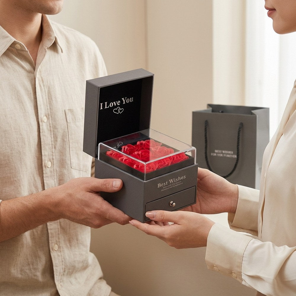 Boîte cadeau bijou avec roses éternelles offerte en couple, moment du cadeau